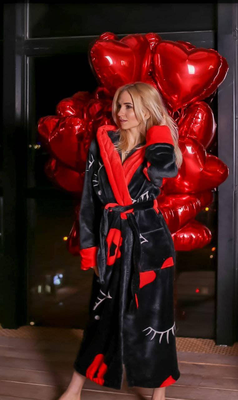 

Женский длинный махровый халат с капюшоном черного цвета