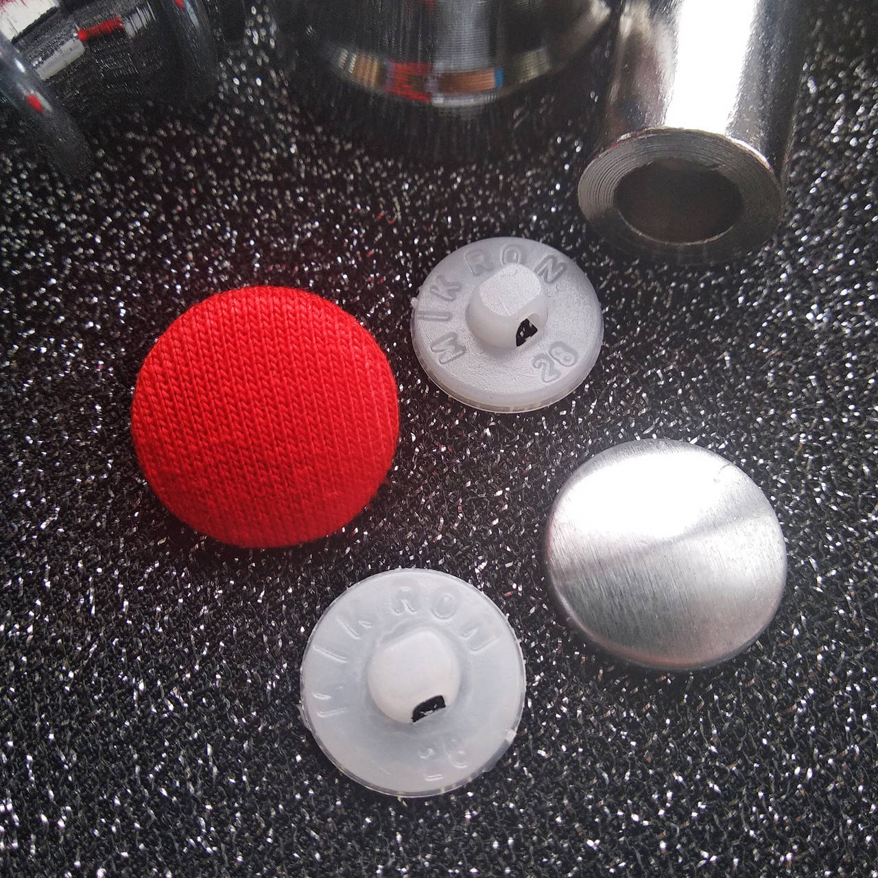 

Ґудзики під обтяжку № 28 (16,5 мм) на білій пластиковій ніжці