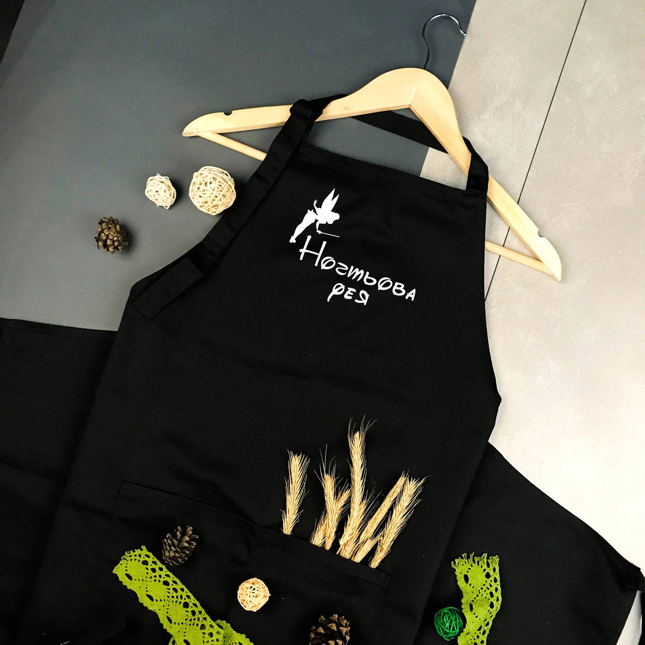 

Фартук c принтом для мастера маникюра "Нігтьова фея" Черный