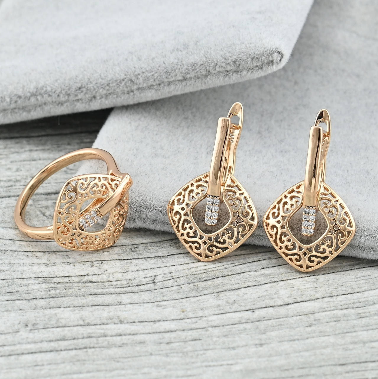 

Набор Греческая красота 36082 кольцо ширина 15 мм + серьги 24х15 мм белые фианиты позолота 18К размер 19