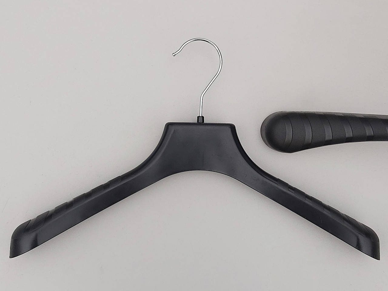 

Длина 38 см. Плечики вешалки пластмассовые V-PL38 широкие черного цвета, Черный