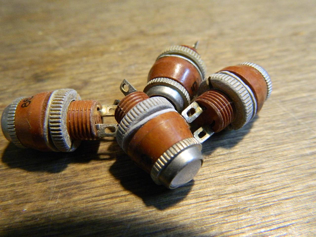 

Держатель лампочки СМН