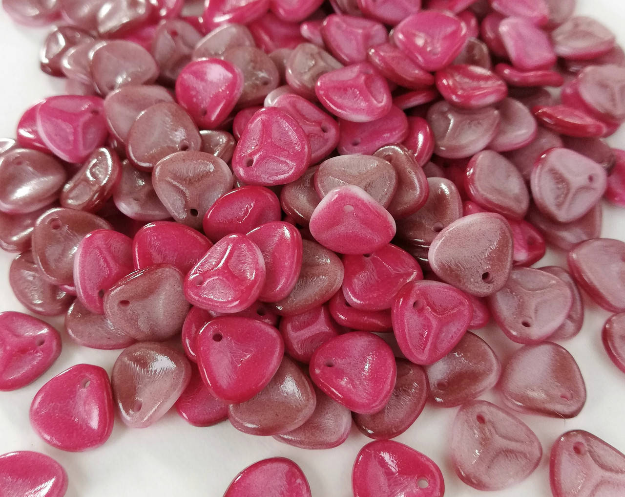 

0300095201 Rose Petals 8*7 mm Chalk White Funky Wine (10 шт)