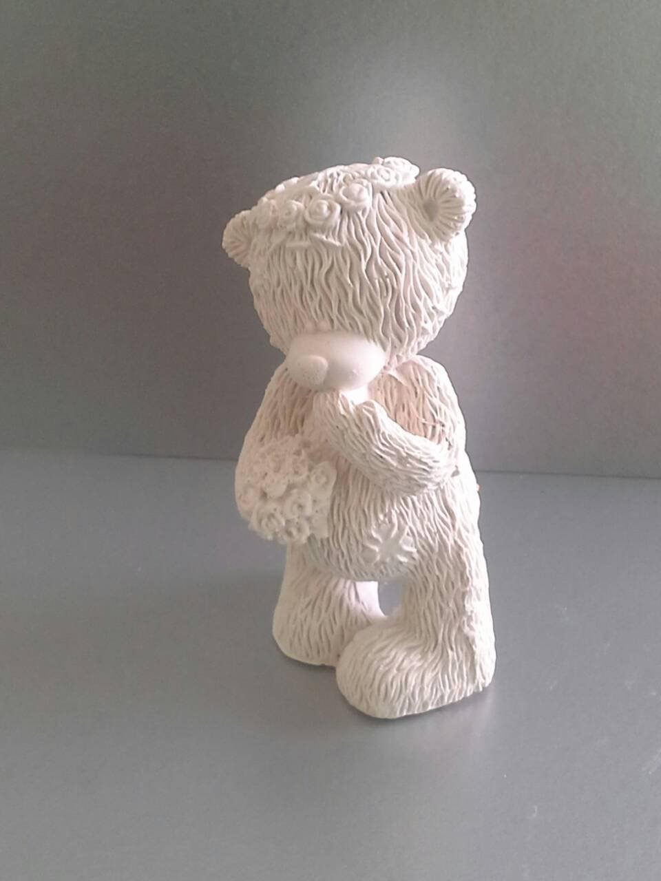 

Гипсовая фигурка для раскрашивания статуэтка. Мишка с букетом в веночке