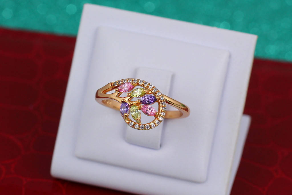 

Кольцо Xuping Jewelry кустик с разноцветными камнями р 19 золотистое