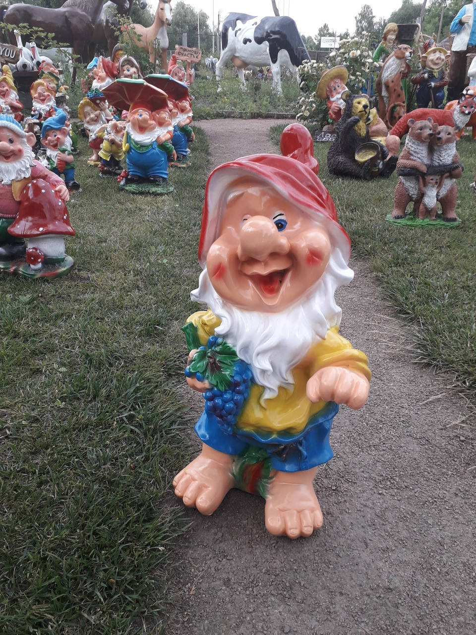 

Садовая фигура. Гном с виноградом и фонарём, Разные цвета