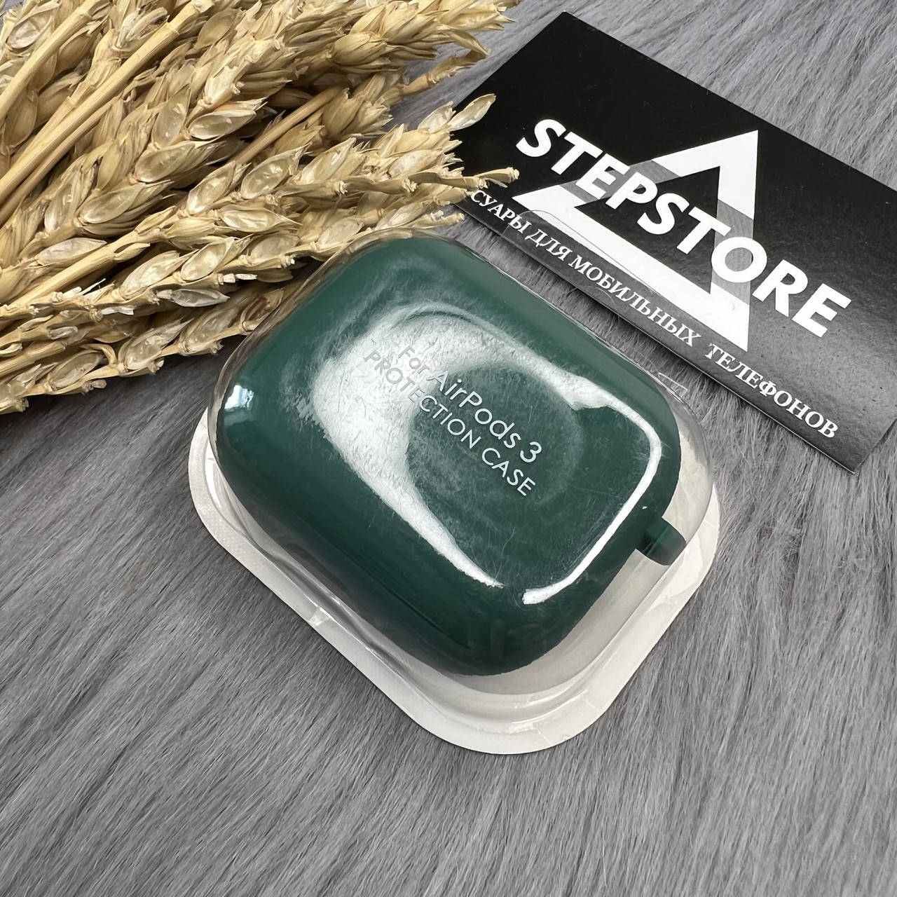 

Чехол с микрофиброй толстый для Apple Airpods 3 силиконовый противоударный с карабином 3. Темно-зеленый