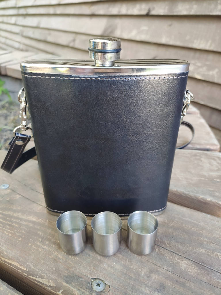 

Фляга в чехле 532 мл 3 стопки на подарок, Черный