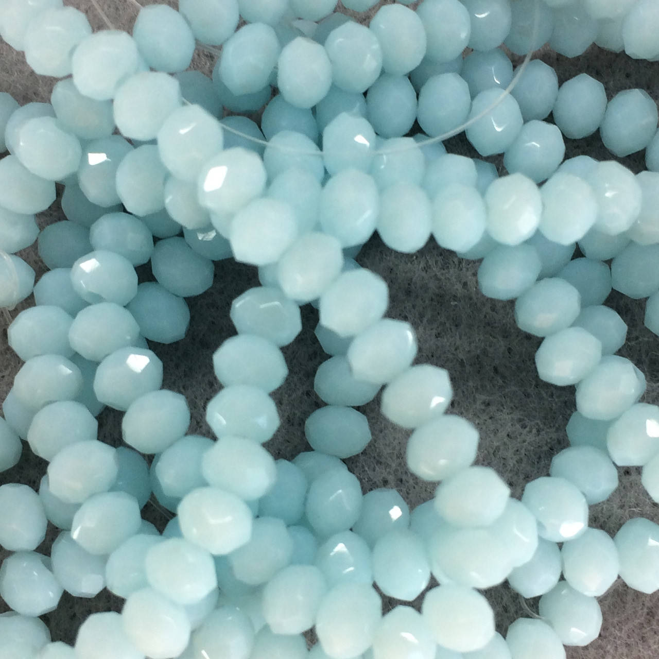 

Бусины на нитке Стекло рондель d=4мм цвет голубой матово-прозрачный (~140 бусин на нитке)