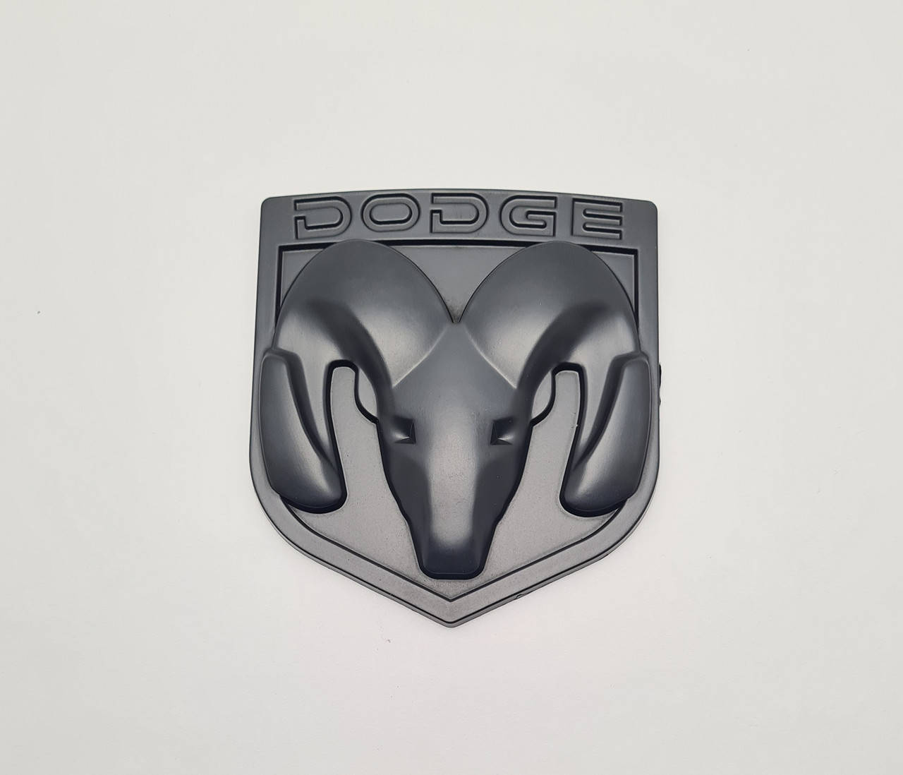 

Эмблема кузова Dodge 90х80мм чёрная