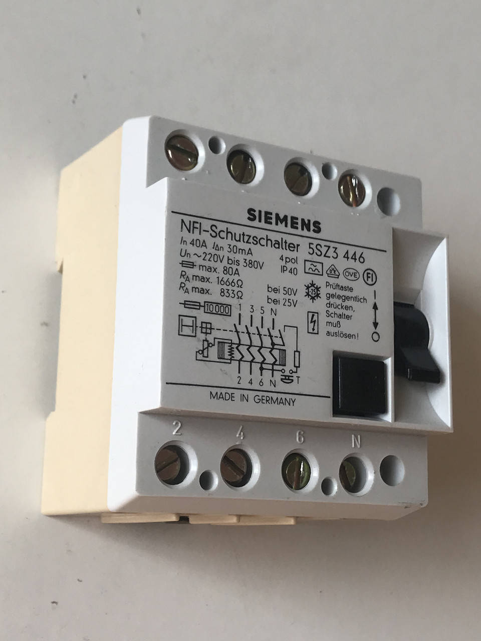

Пристрій захисного вимкнення Siemens 5SZ3446 40A 30mA 4Pol УЗО дифреле