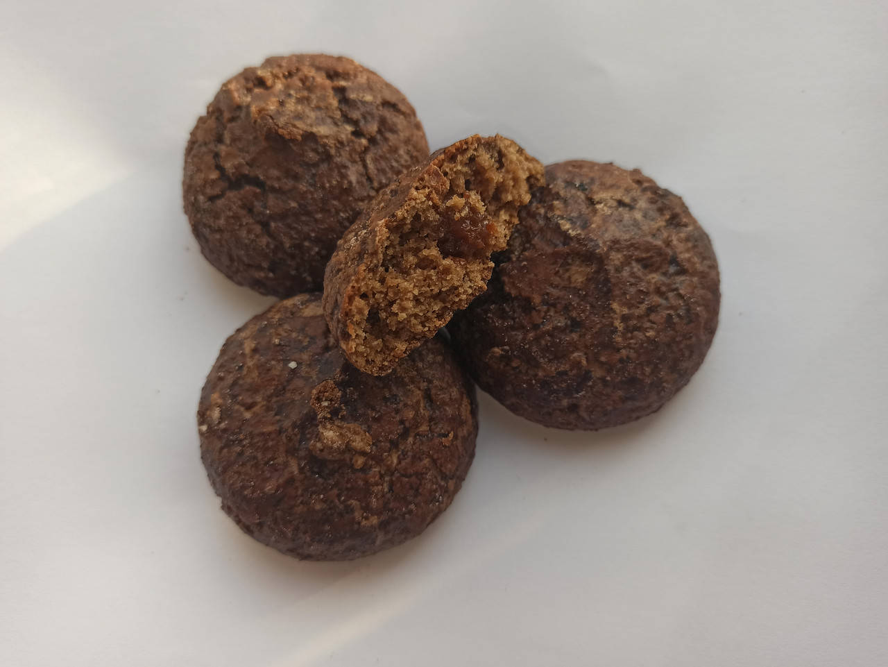 

Міні печиво вівсяне з начинкою ірис в темній цукровій глазурі