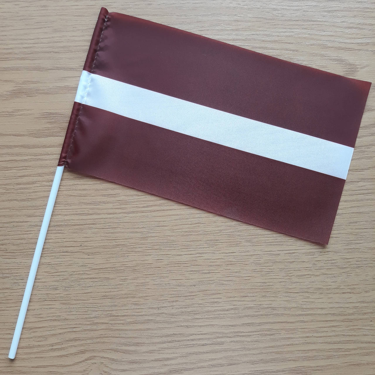 

Флажок Латвии 13x23см на пластиковом флагштоке