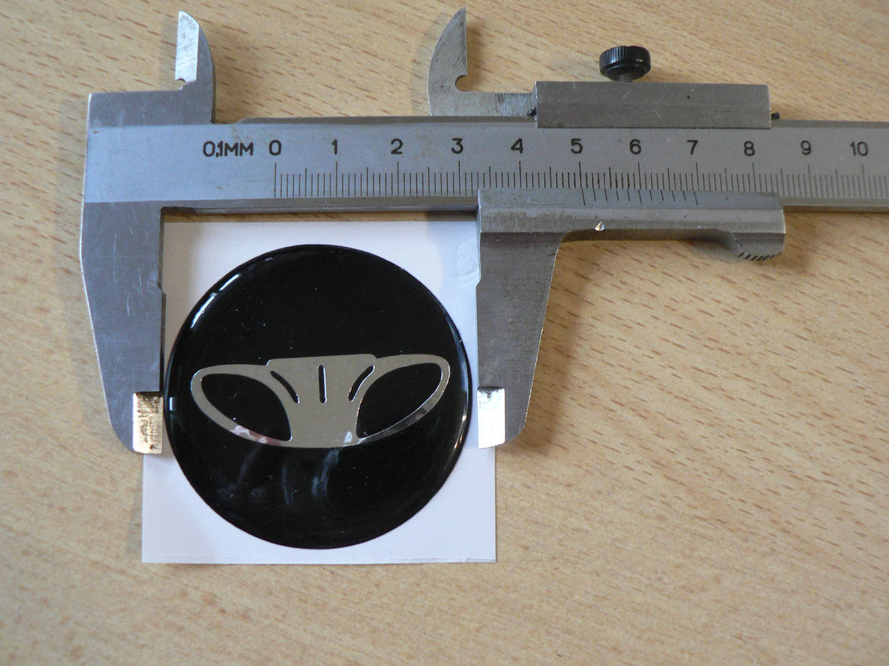 

Наклейка s круглая Daewoo 50х50х1.4мм силиконовая эмблема логотип марка бренд в круге на авто Деу, Черный