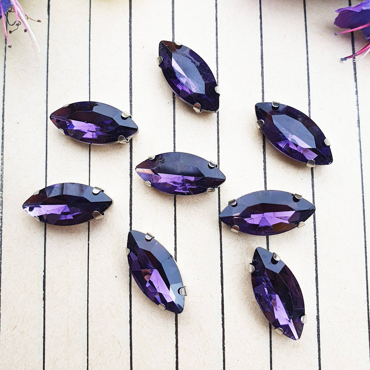 

Стрази в цапах, човник 7*15 мм, колір Amethyst