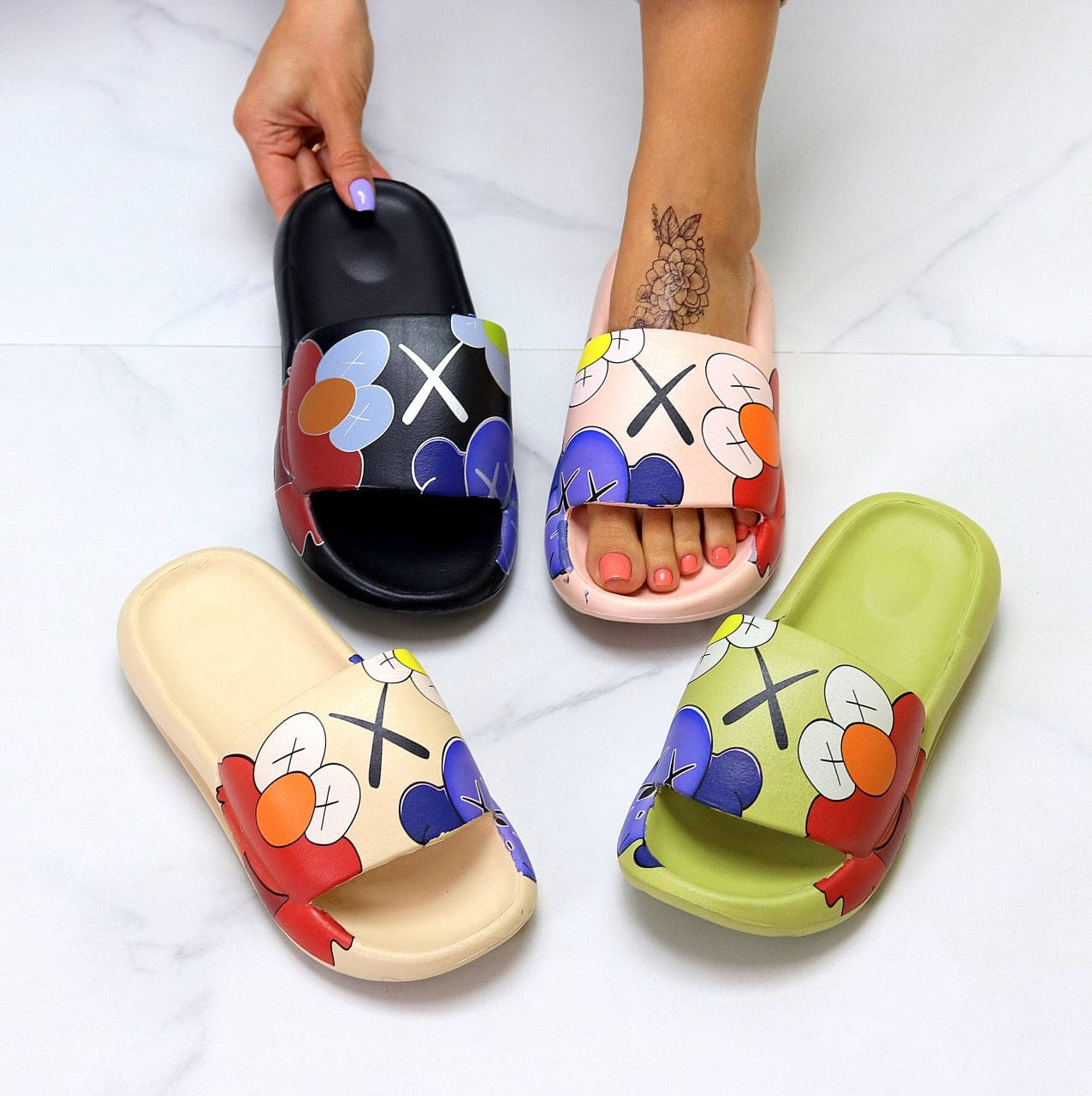 

Модные женские резиновые шлепки