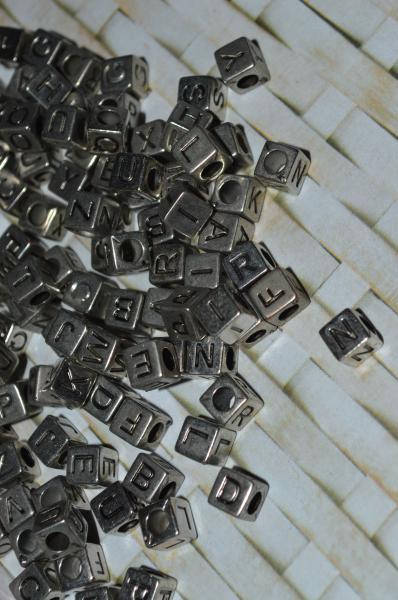 

Бусина кубик алфавит на серебристом фоне от A до Z 6 мм