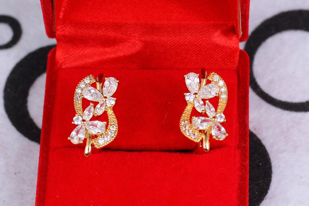 

Серьги Xuping Jewelry с белыми фианитами 2 см золотистые
