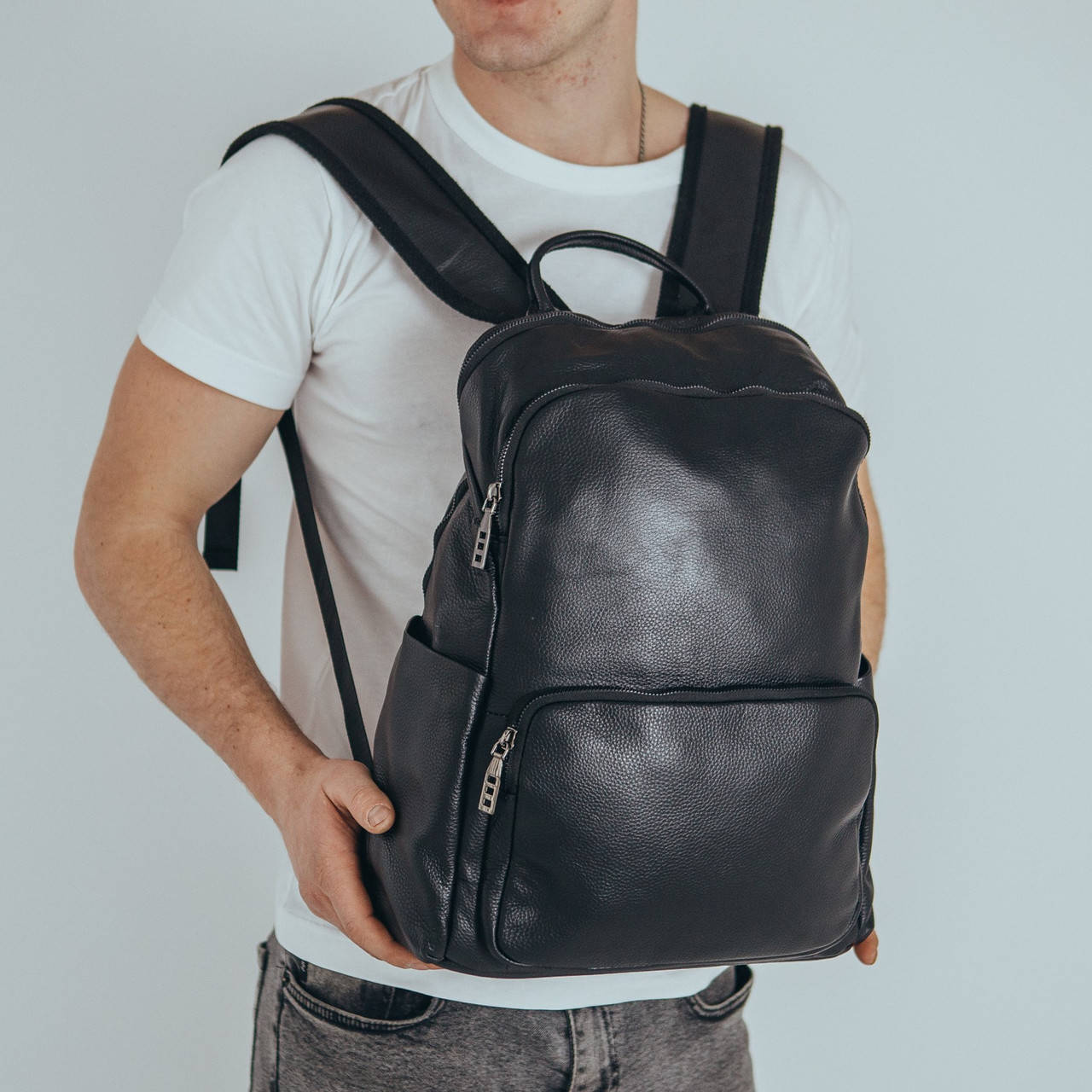 

Мужской кожаный рюкзак для ноутбука на два отдела Tiding Bag NM11-184A, Черный