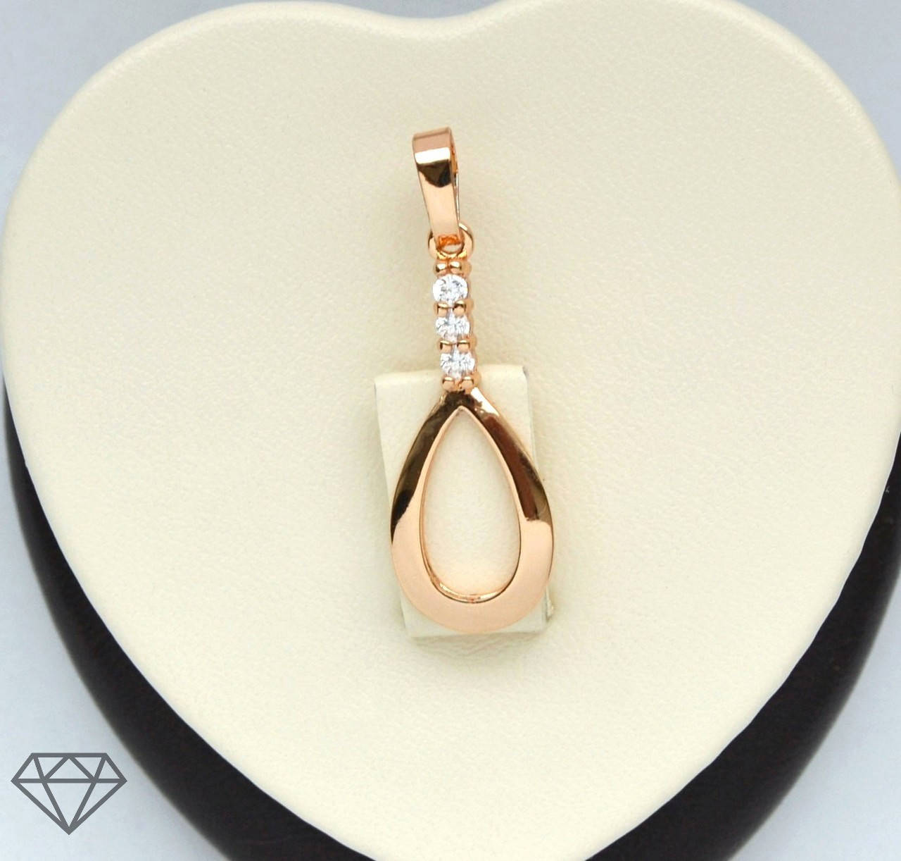 

Кулон с белыми кристаллами покрытие золотом 18к.