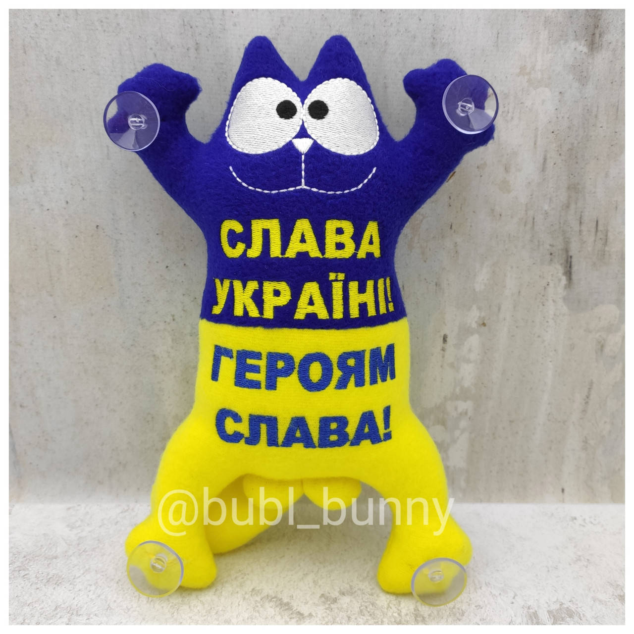 

Мягкая игрушка кот Саймона в авто на присосках "Слава Україні! Героям Слава!"