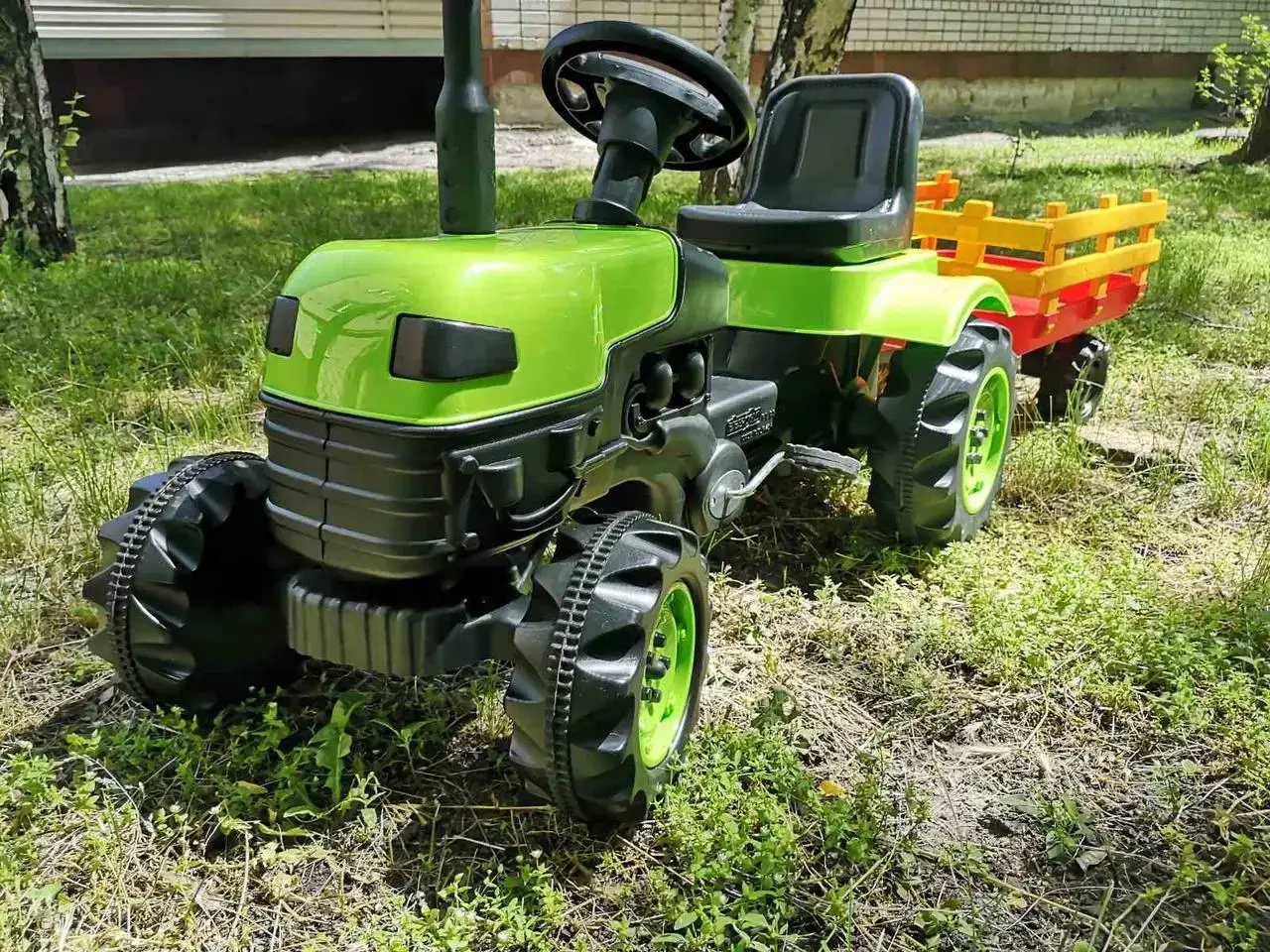 

Трактор на педалях BIBEROGLU (2005) з причіпом зелений