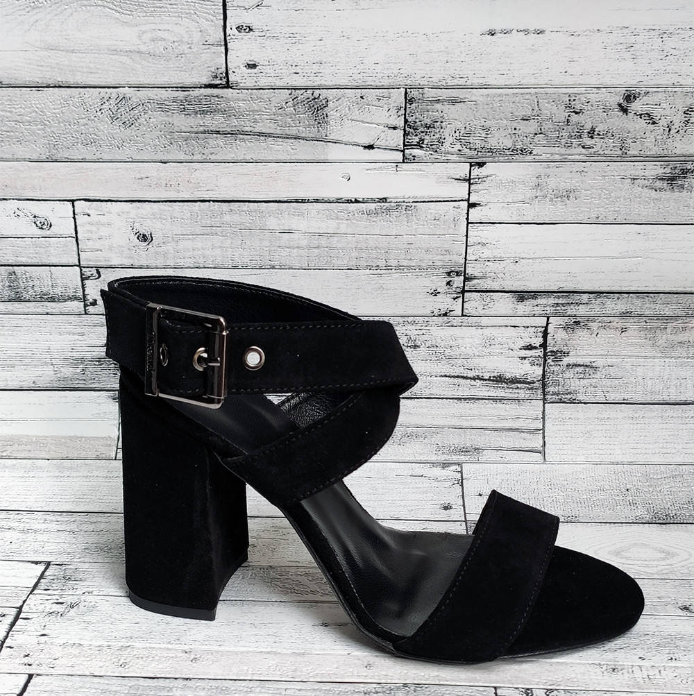 

Женские босоножки на каблуке черного цвета