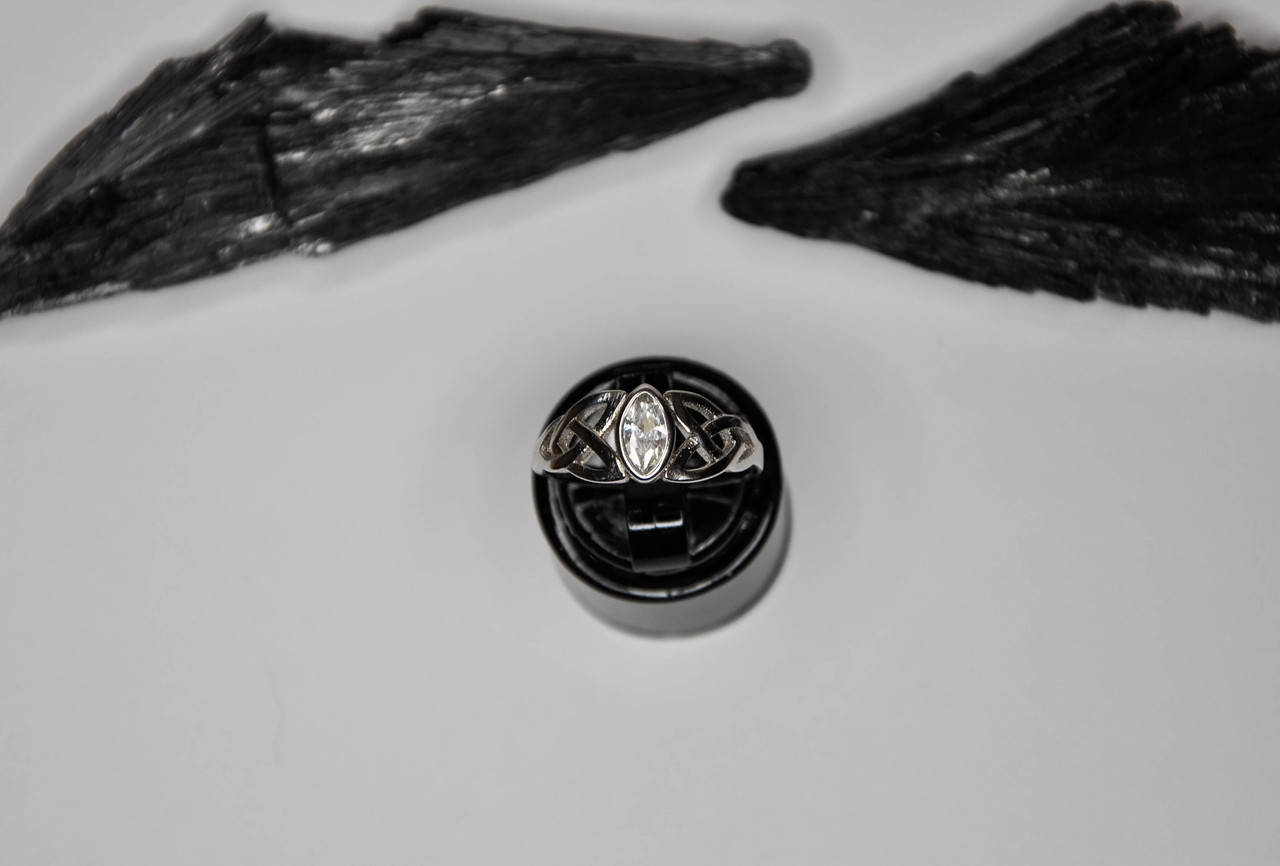 

Серебряное кольцо Трикветр