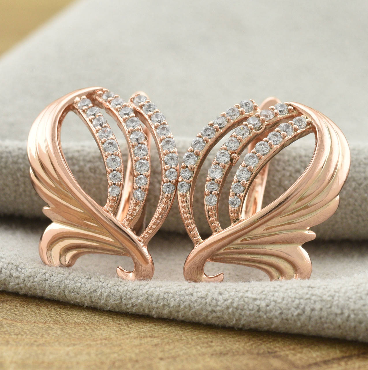 

Серьги Xuping 35140 размер 18х14 мм белые фианиты вес 3.4 г позолота РО