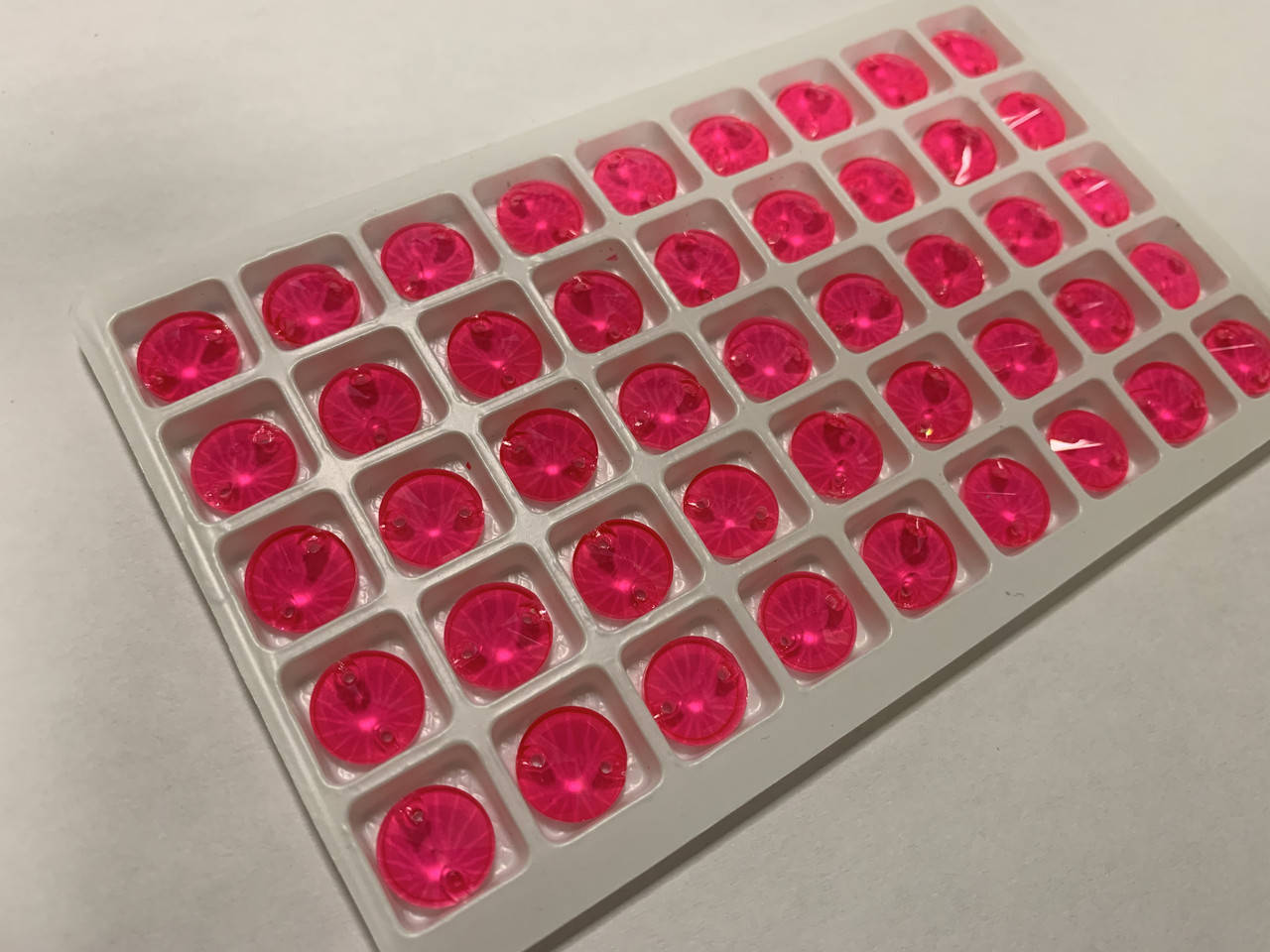 

Стразы пришивные SWARO Круги 10мм. Neon Dark Fuchsia