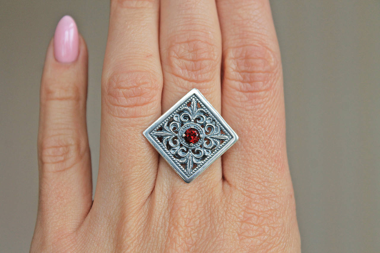 

Серебряное кольцо Хартов 1248 гранат р.18,5