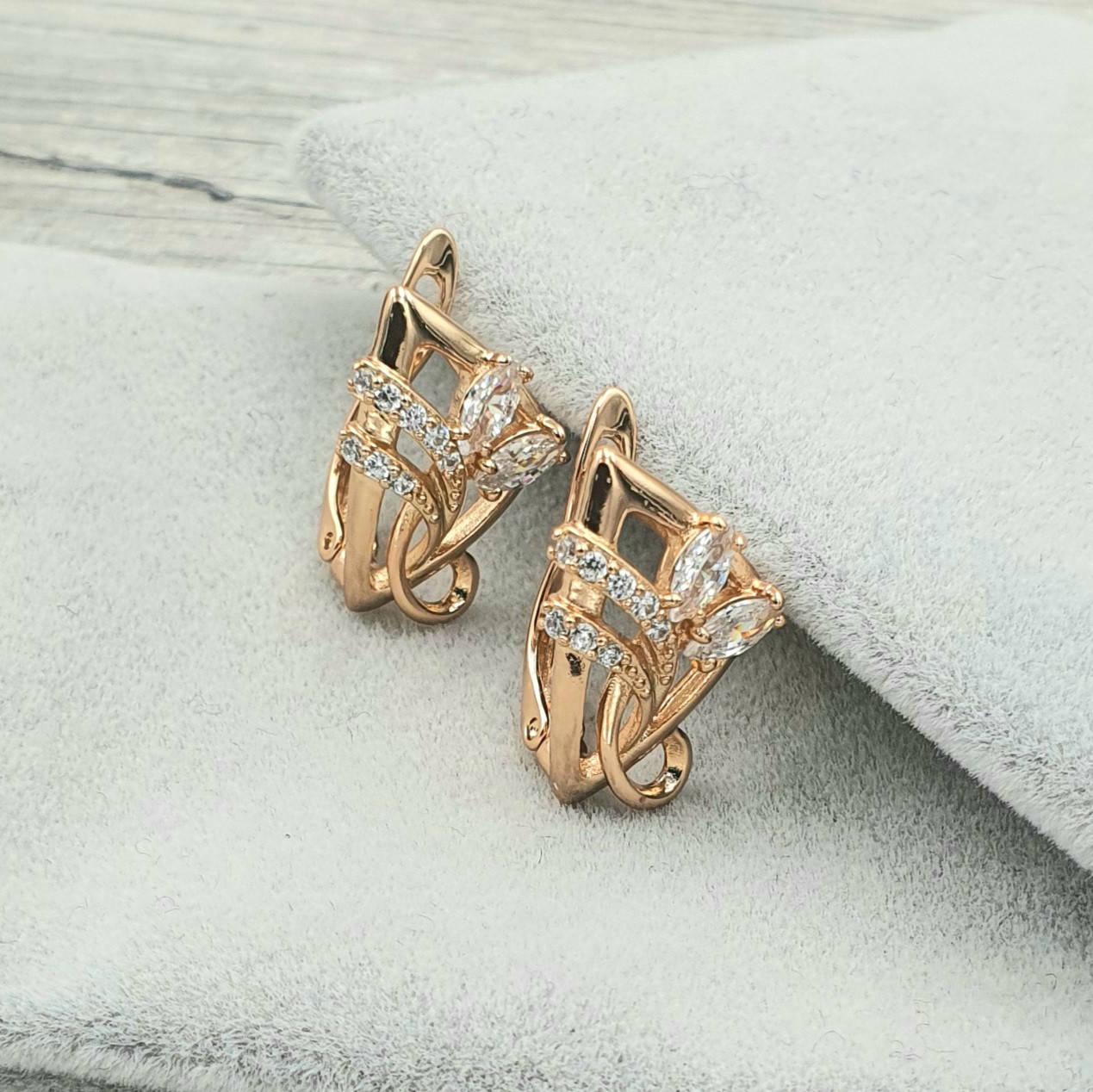 

Серьги непарные размер 17х11 мм вес 3.1 г белые фианиты позолота 18К