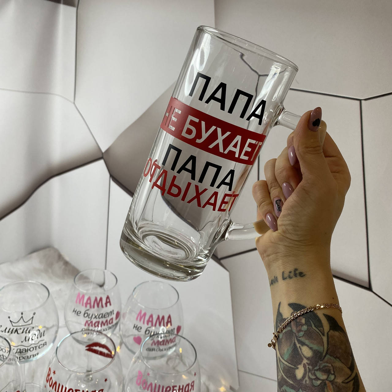 

Бокал Пивной 0,5 с Надписью папа не бухает папа отдыхает, Прозрачный
