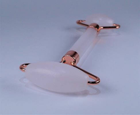 

Массажный ролик для лица и тела из розового кварца.