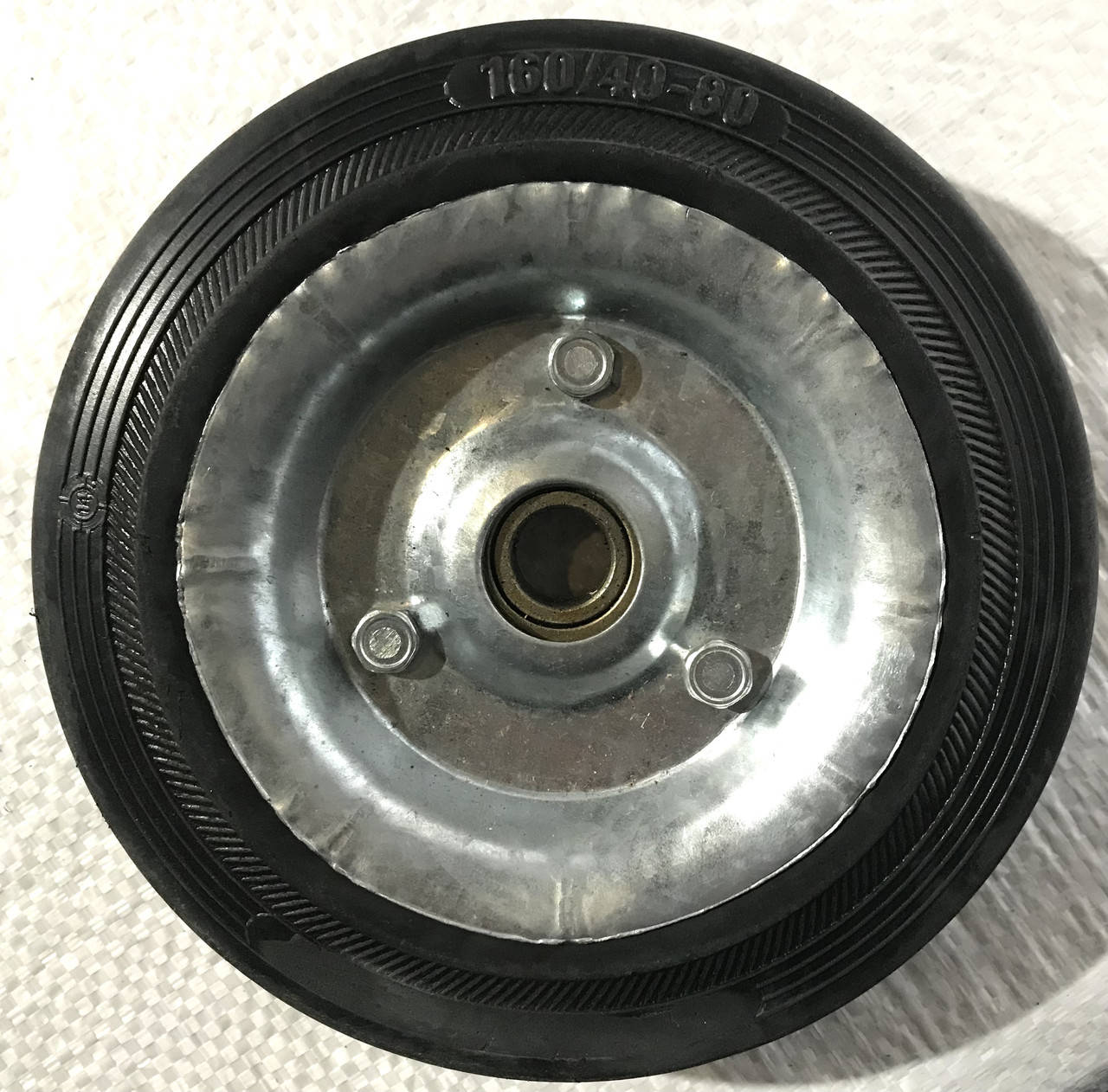 

Колесо для тачек и платформ (литая резина) (160/40-80mm, под ось 15mm, 4 болта)