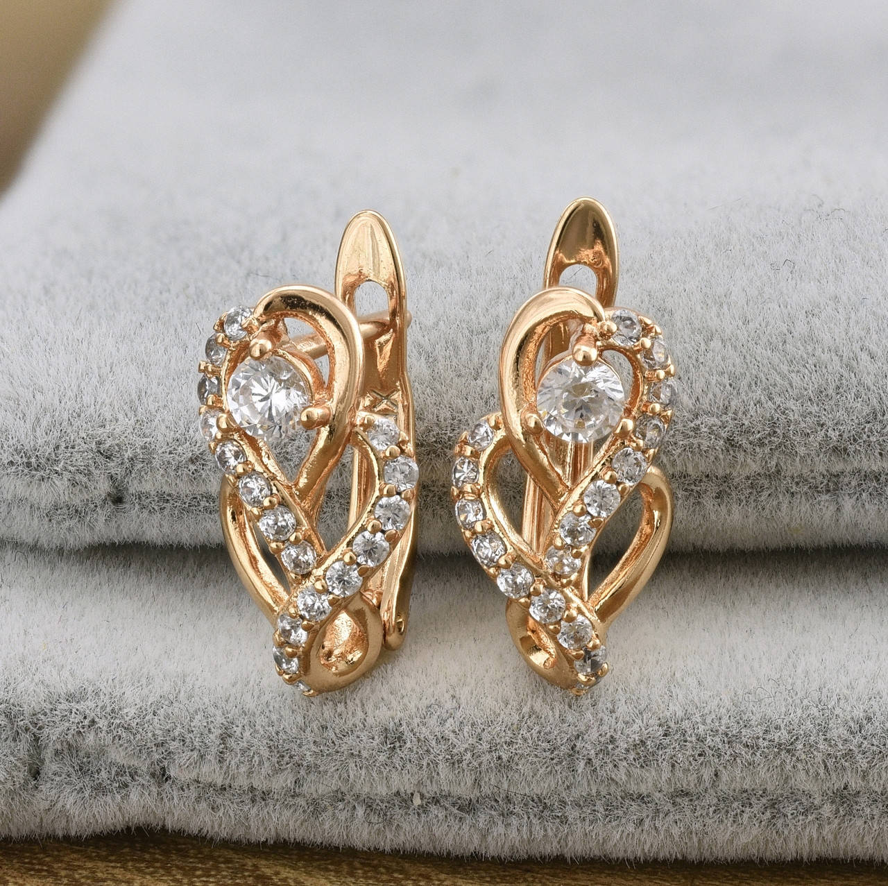 

Серьги Xuping 35299 размер 15х8 белые фианиты мм вес 2.0 г позолота 18К