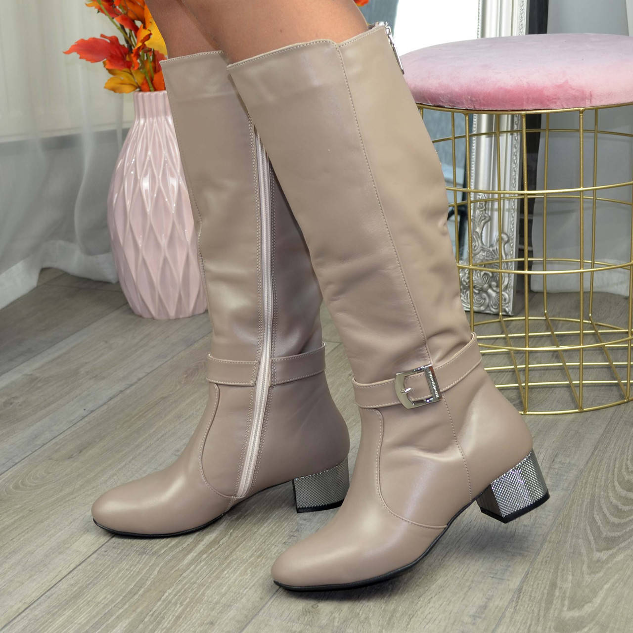 

Женские кожаные сапоги на невысоком каблуке. Цвет визон