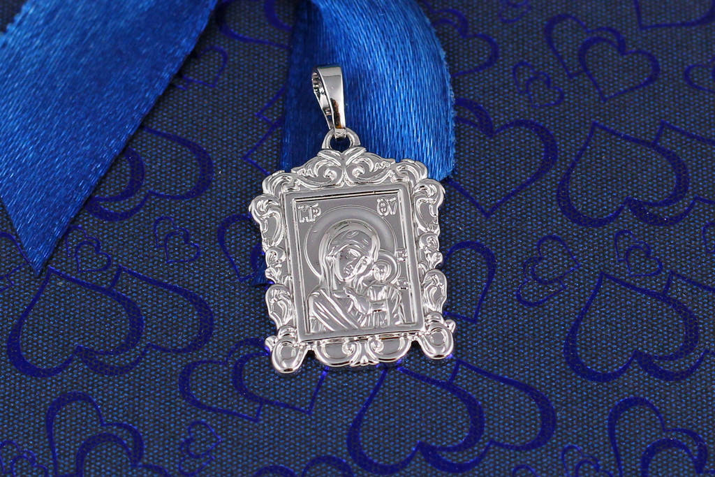 

Ладанка Xuping Jewelry квадратная класическая огранка Богородица с младенцем 2 см серебристая