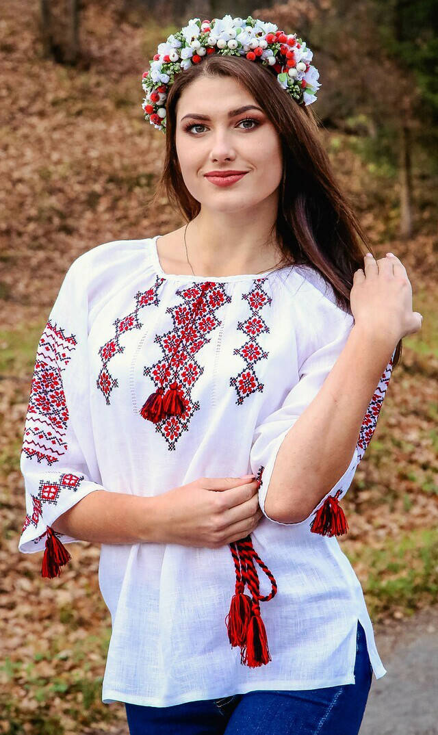 

Вишиванка ручної роботи, жіноча вишита на домотканому полотні (Арт. 00522)