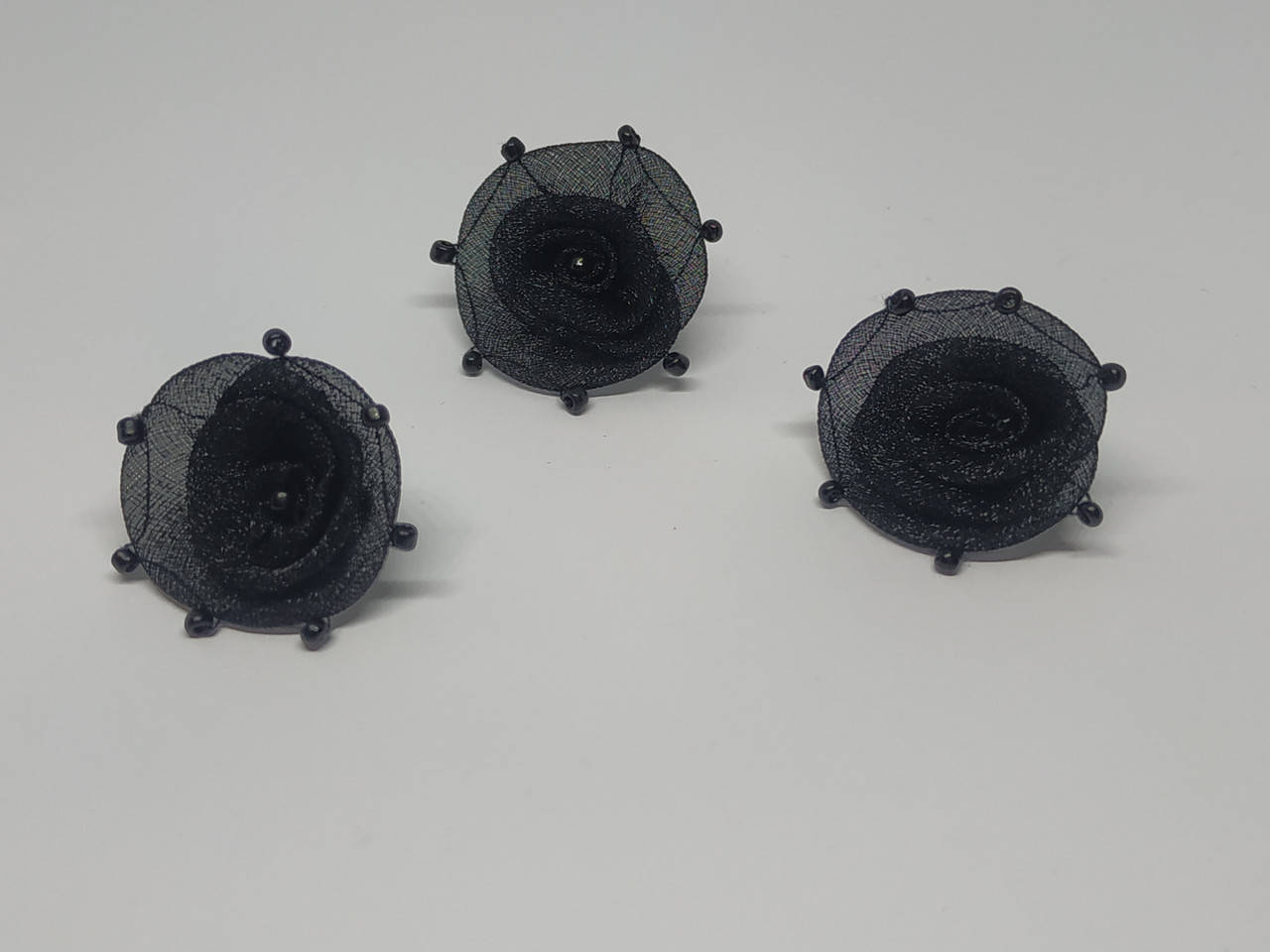 

(10шт) Цветок из органзы с бисером. Размер - 2 см. Цвет - черный