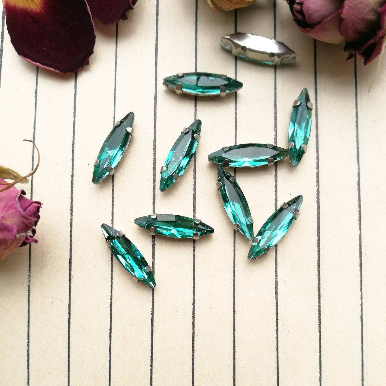 

Стрази в цапах, голочка 4*15 мм, колір Green Zircon