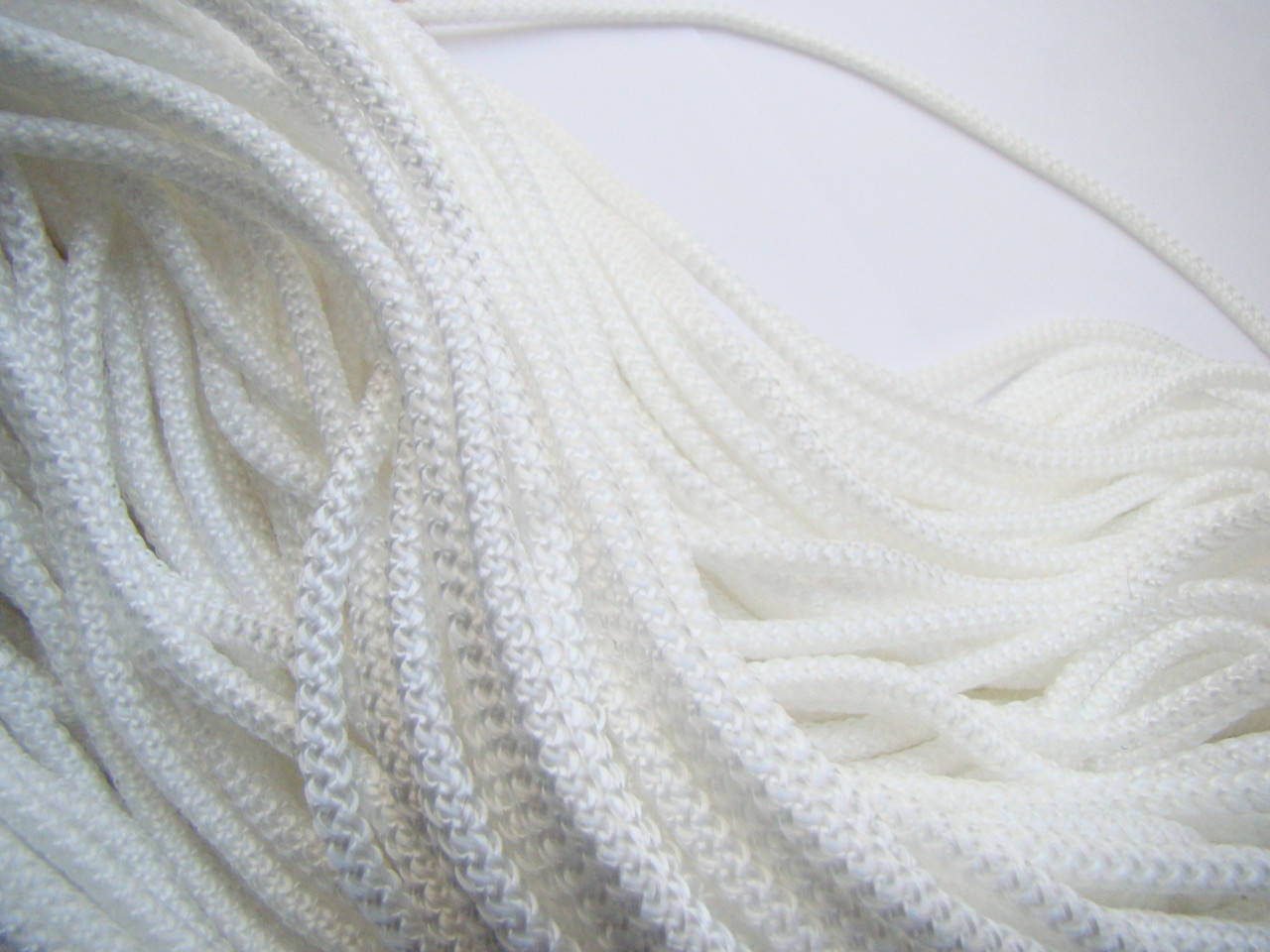 

Шнур полипропиленовый белый 5 мм с наполнителем.