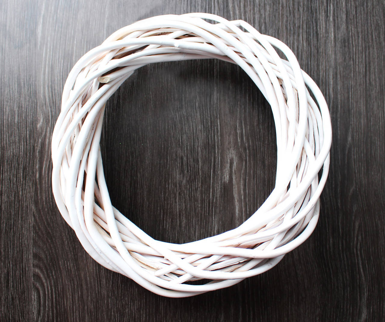 

Венок из лозы белый 35 см