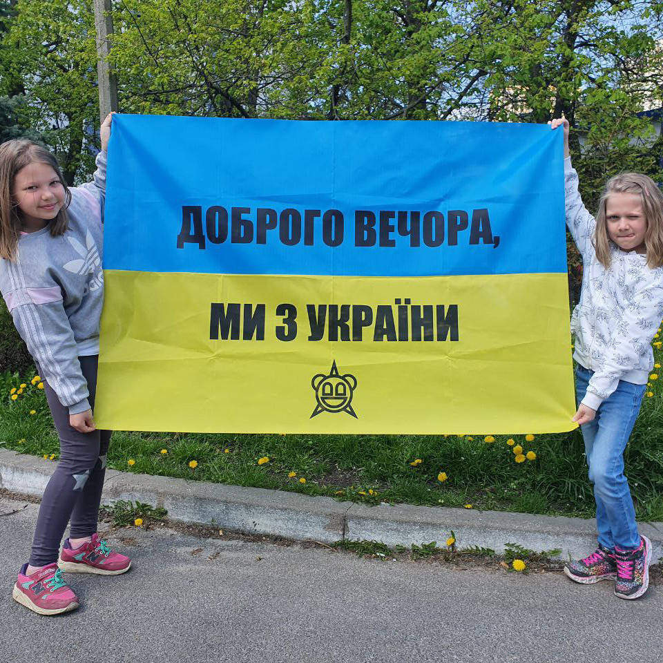 

Прапор України, з написом "Доброго вечора, ми з України»
