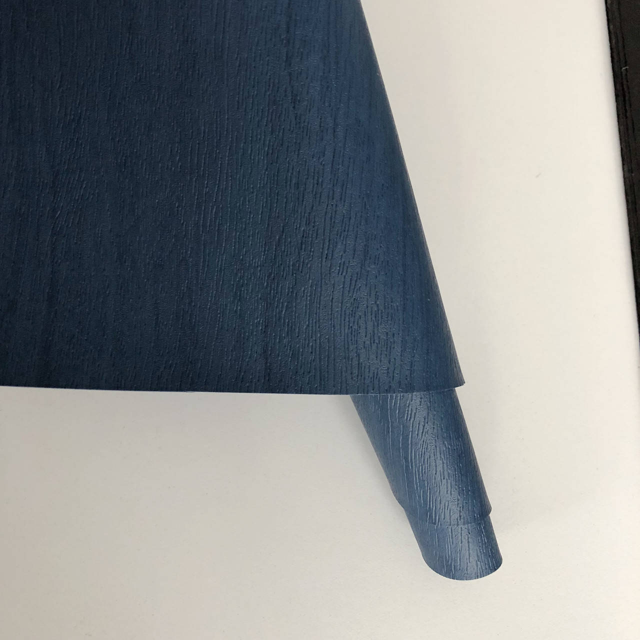 

Шкірзамінник палітурний - фактура дерево - синій VH136 - 25х35 см