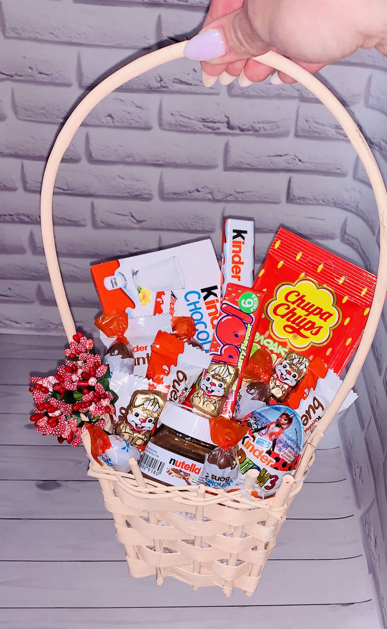 

Kinder surprise подарочная корзинка с киндерами