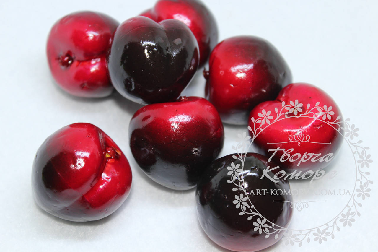 

Слива красная, 3 х 3,4 см