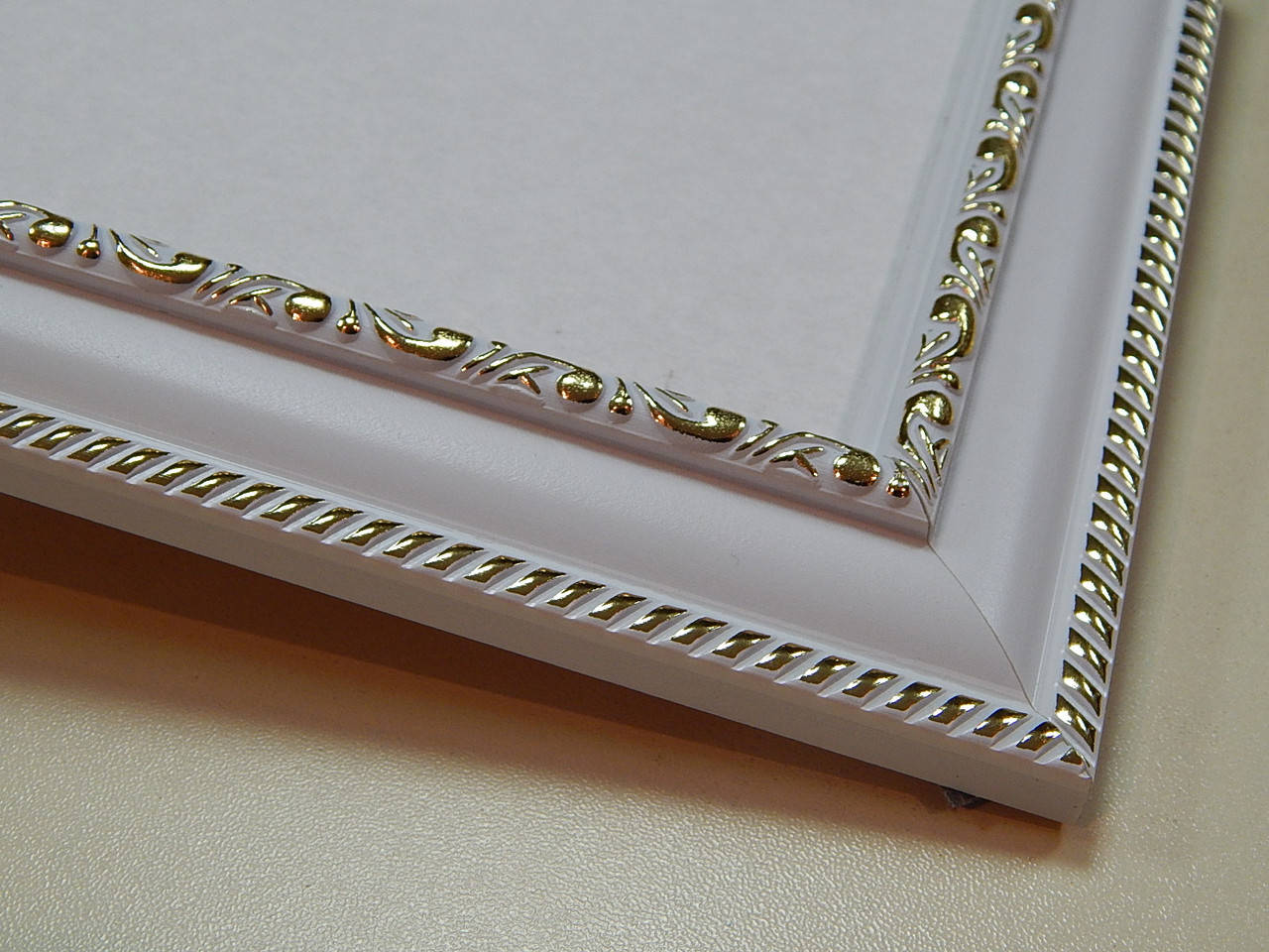 

Рамка А4 (210х297).Рамка пластиковая 30 мм.Белая с орнаментом., Белый