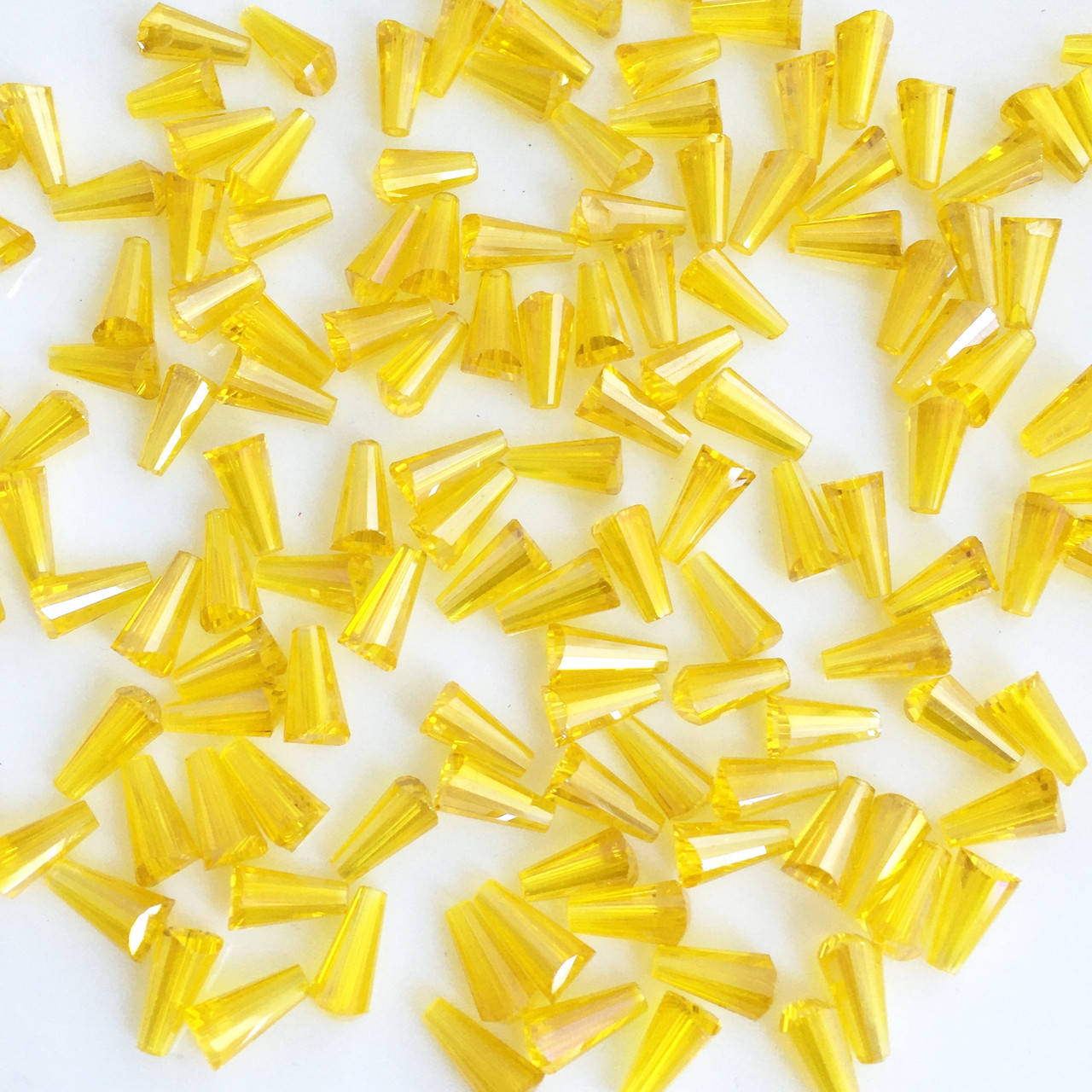 

Хрустальные бусины. Конус. Размер: 4х8 мм. Желтый полупрозрачный с АБ. 1 шт.