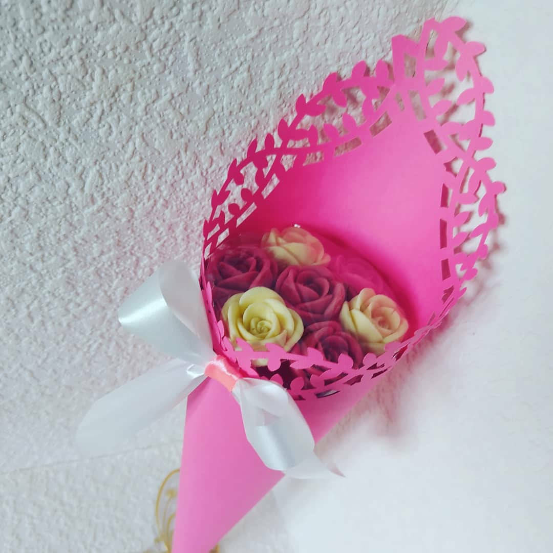 

Букет из 7 шоколадных роз в конусной упаковке Высота букета около 40 см